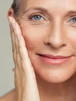 A solution minimizes wrinkles and fine lines on a lady's aging skin, illustrating its results.