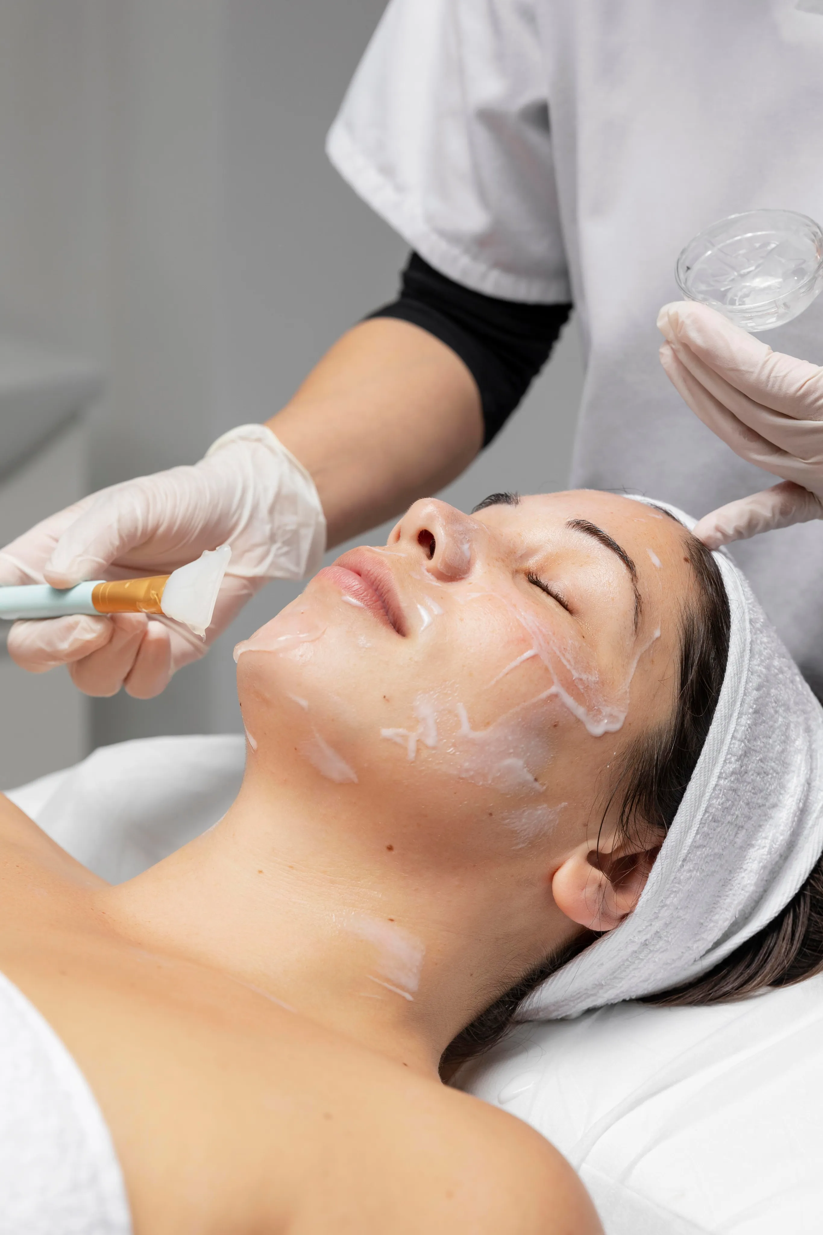 Facial treatment session improving skin firmness